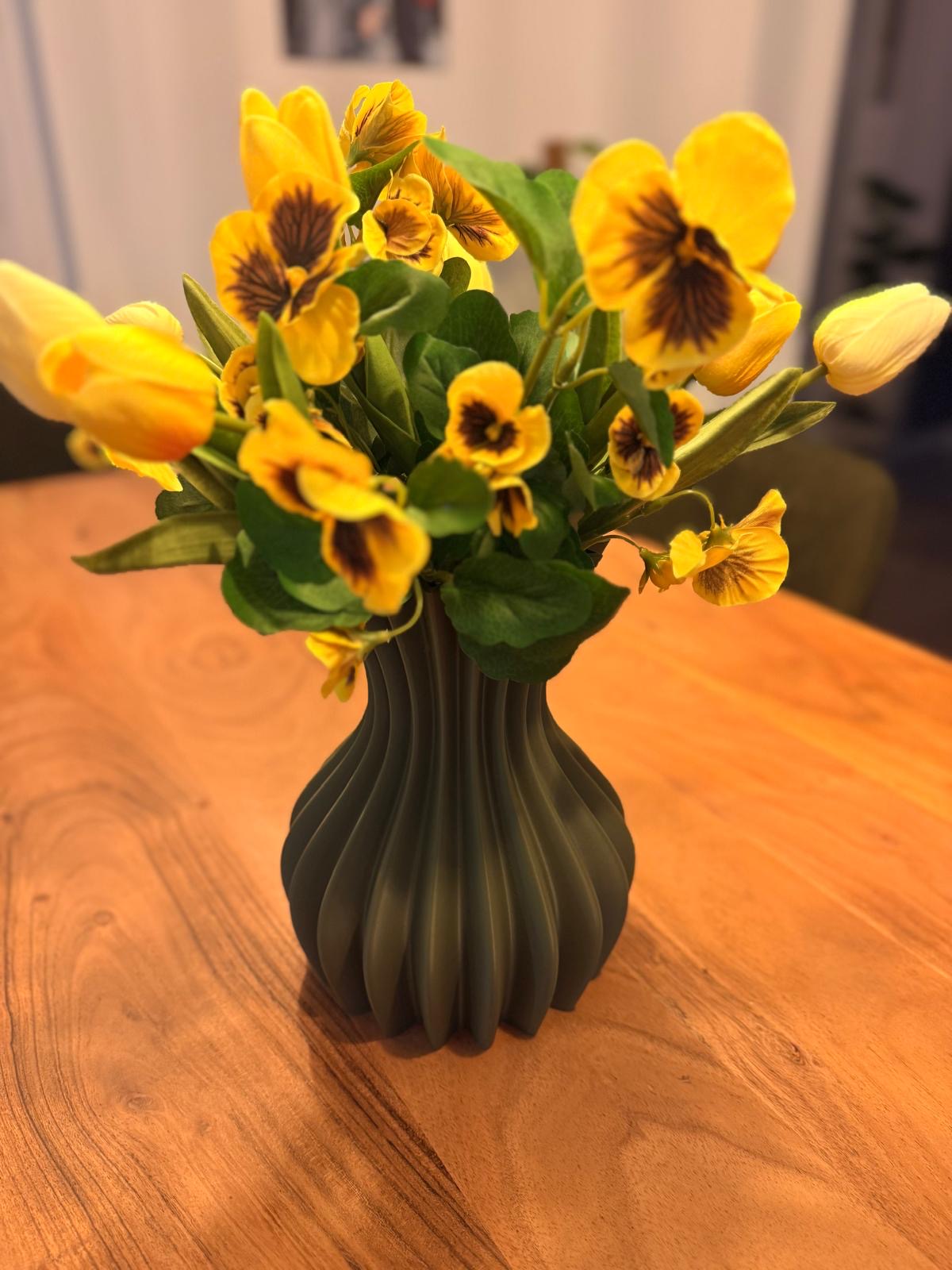 Váza s umělými květinami